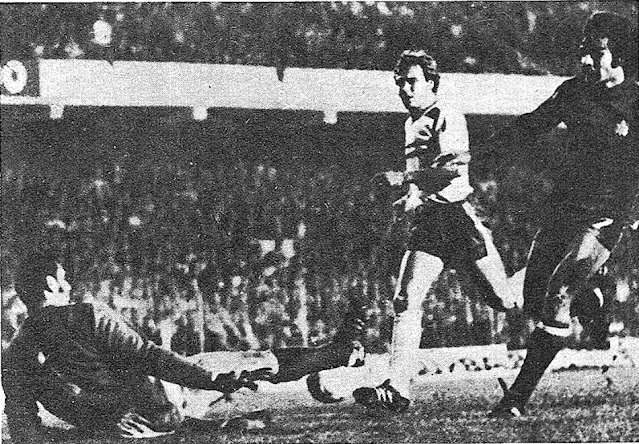 Heredia en una jugada ante el meta Coman. SELECCIÓN DE ESPAÑA 1 SELECCIÓN DE RUMANÍA 0. 15/11/1978. VI Copa de Europa de Selecciones Nacionales Italia 1980, fase de clasificación, Grupo III. Valencia, España, estadio Luis Casanova.