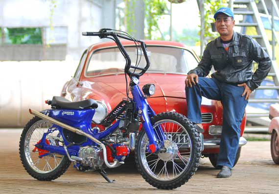 Foto Modifikasi Honda Legenda konsep Scrambler Choopy CUB Rake dibuat sedikit centang dan setang ala ape hanger dengan dimensi sesuai underbone. Sok depan memilih ala klasik Honda C70, sedang belakang hardtail memakai ban pacul tak lupa merancang knalpot ala trail melingkar ke tengah bodi 