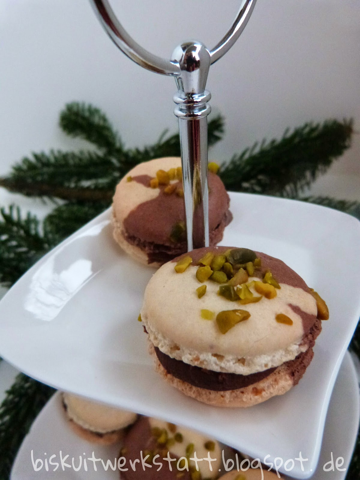 http://biskuitwerkstatt.blogspot.de/2013/12/maccarons-mit-lebkuchen-ganache-und-das.html