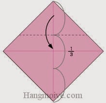 Bước 2: Gấp cạnh giấy xuống dưới.