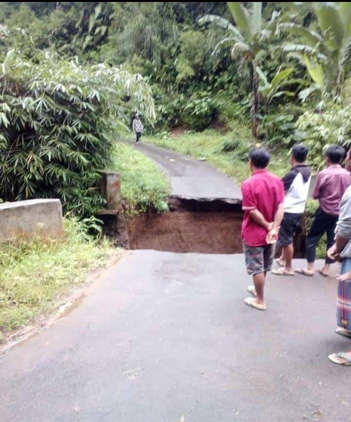 Jembatan Penghubung Dua Desa Terputus Akibat Longsor Setelah Hujan Deras