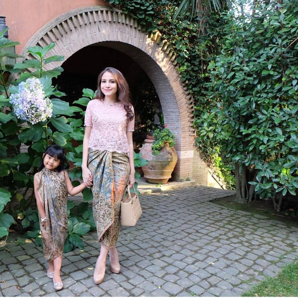 Tips Memilih Model  Kebaya Modern Terbaru 