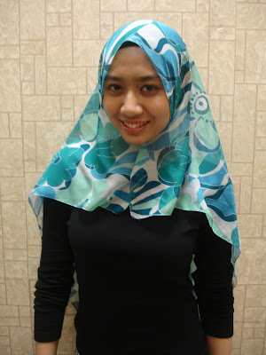 Caracara memakai square scarf tudung