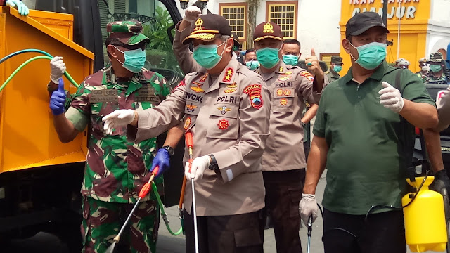 Polda Jateng Bersama Kodam IV/Diponegoro Lakukan Penyemprotan Desinfektan di Kota Lama