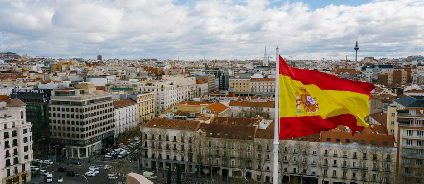 picture of the Spanish flag in Madrid Spain