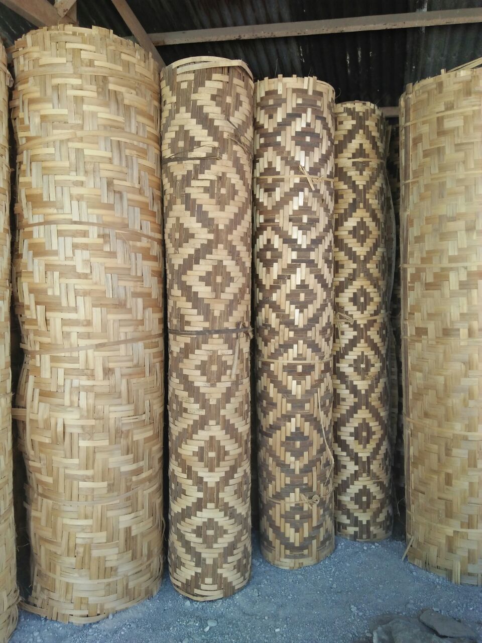 JUAL GEDHEK MOTIF  DAN POLOS DARI BAMBU HITAM TERBAIK 