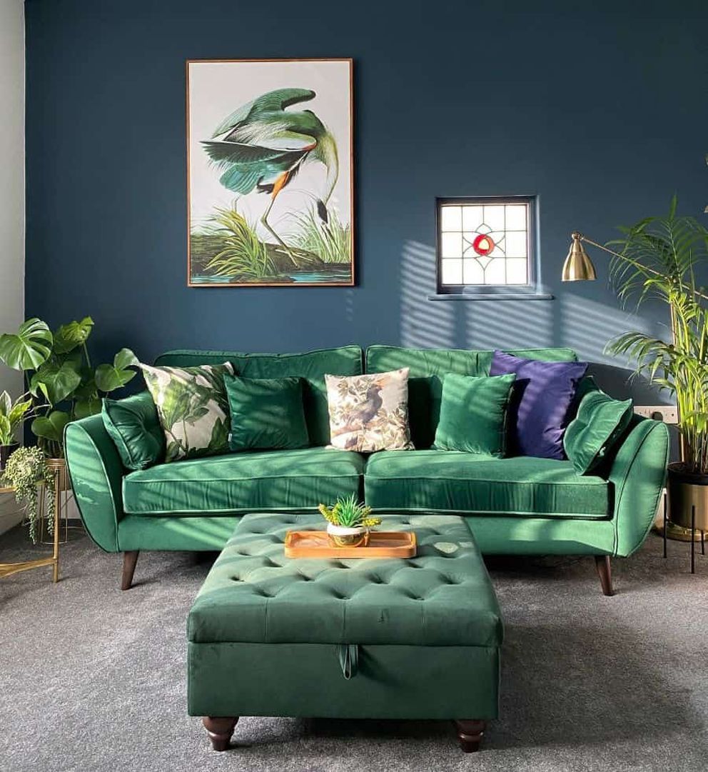 Soggiorno colorato: divano verde e parete blu