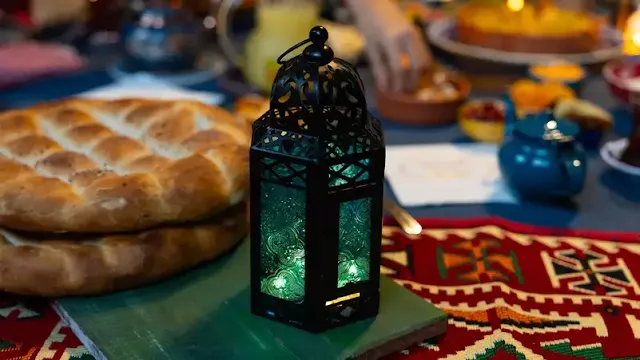 رمضان في تركيا، تقاليد رمضان، خبز البيدا، الأطعمة الرمضانية، المسحراتي، السياحة في تركيا، الإفطار، السحور، الحلويات التركية، الأجواء الرمضانية.