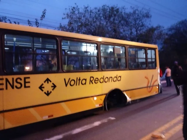 ônibus perde as rodas traseira e passageiros levam um grande susto/Foto: Reprodução