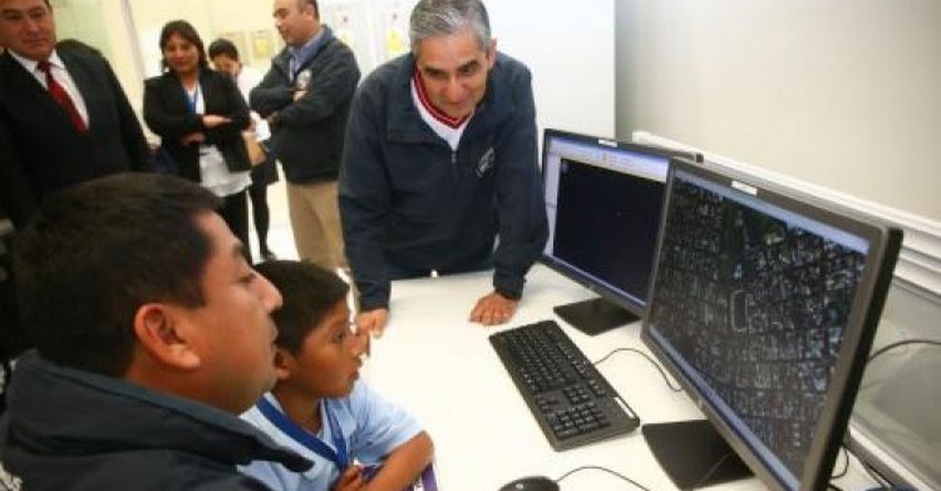 Escolar autor de «detector de sismo» se presentó en Centro de Operaciones de Emergencia