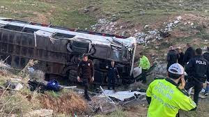  Üniversite öğrencilerini taşıyan otobüs devrildi! 3 ölü 42 yaralı