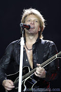 Bon Jovi Plays On After Tearing Calf Muscle Onstage