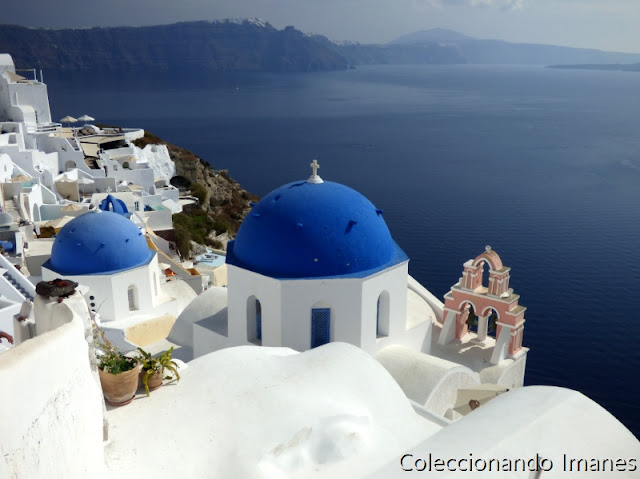 Foto de cupulas azules e iglesia rosa Santorini