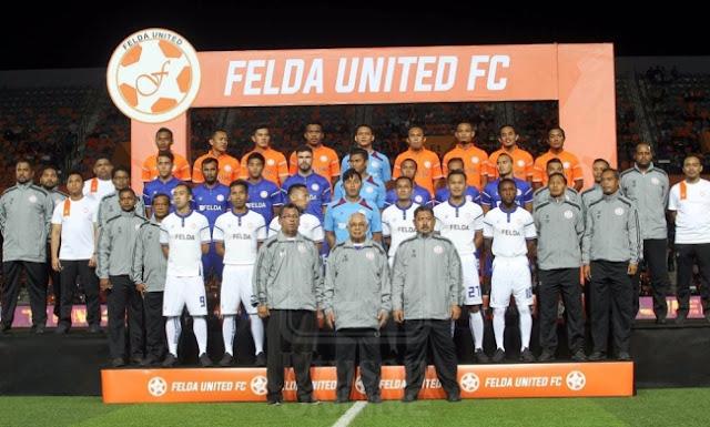 PEMAIN dan pegawai Felda United bergambar dalam Majlis Memperkenalkan Pemain dan Pelancaran Jersey Tahun 2017 di Stadium Tun Abdul Razak, Jengka