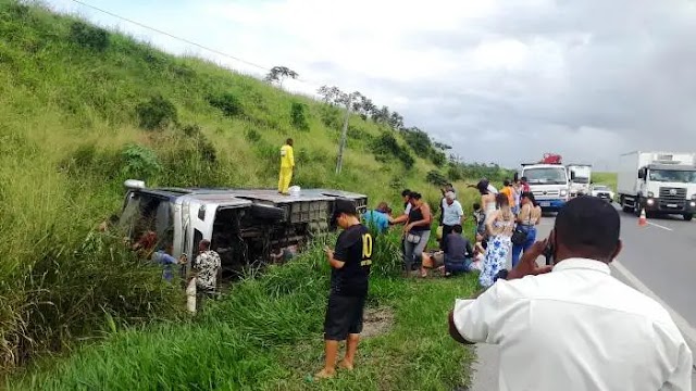 Ônibus da São Mateus tomba na BR 324. Veículo saiu de Monte Santo com destino a Salvador