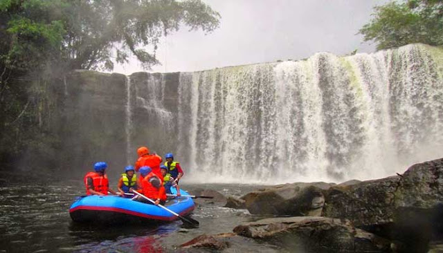 Arung Jeram di Air Terjun Riam Merasap