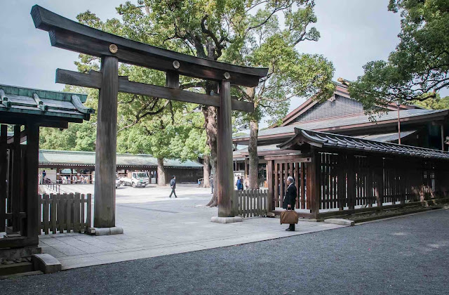 Hầu hết các ngôi đền ở Nhật đều thờ thần, tuy nhiên đền Meiji Jingu tọa lạc ngay khu phố đông đúc bậc nhất Tokyo - Shibuya - thờ Thiên Hoàng Minh Trị Meiji Tenno và Hoàng Thái Hậu Shoken Kotaigo. Đây là nơi thường tổ chức đám cưới truyền thống Nhật Bản theo nguyên tắc của đạo Shinto, thu hút sự tò mò của những du khách may mắn được chứng kiến khung cảnh thiêng liêng này.     Một trong những điểm nổi bật nhất của đền chính là cổng Torri dẫn vào đền làm từ thân 2 cây gỗ nguyên khối tuổi đời khoảng 1.700 năm cao sừng sững, uy nghi. Theo tục lệ, đứng trước cổng, bạn phải cúi đầu bày tỏ sự tôn kính rồi mới đi qua, đồng thời đi về phía hai bên đường, lối chính giữa dành cho các vị thần. Con đường hai bên rợp bóng cây, được bao phủ bởi rừng rậm rạp đến nỗi nhiều người có cảm giác được tiếp thêm năng lượng ngay sau khi bước qua cổng.