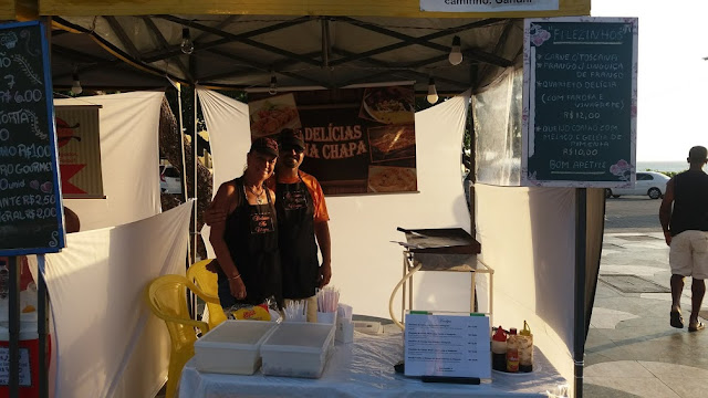 Batata rösti e Delicias na Chapa na Feirinha do Largo de Santana, no Rio Vermelho