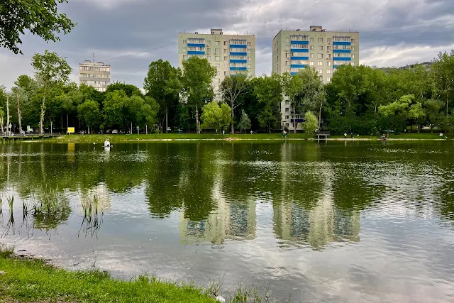 улица Красных Зорь, дворы, Богдановский пруд