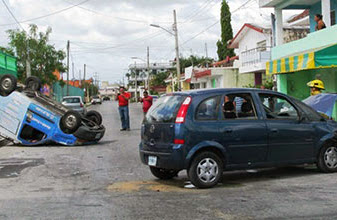 Aparatosa volcadura en Cozumel: imprudente conductora impacta a camioneta de lavandería