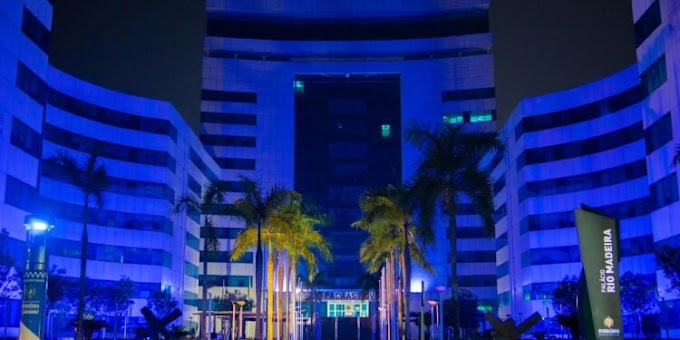 Palácio Rio Madeira é iluminado com as cores da bandeira de Israel em solidariedade às vítimas de ataques