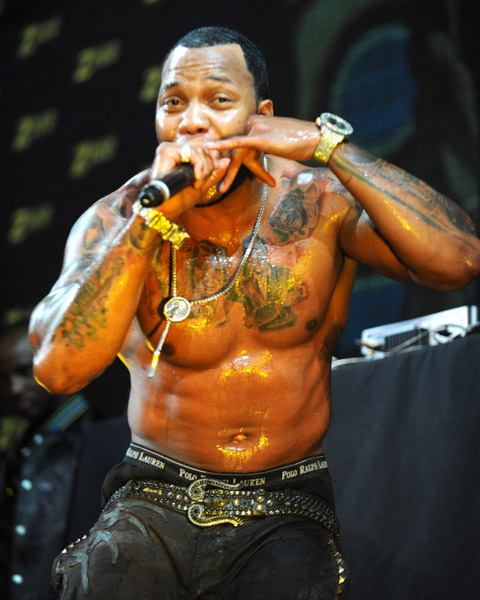flo rida in concert shirtless showing tattoos