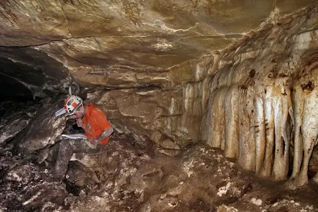 Израильский исследователь пещер Боаз Лэнгфорд наносит на карту пещеру на Иудейских холмах, Израиль, 2 августа 2009 года, где было найдено 120 золотых, серебряных и бронзовых монет.
