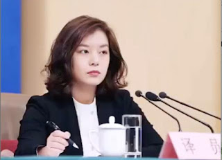 In 2013, Zhang Jing made her first appearance at the National Congress of the People's Republic of China. She was wearing a black professional uniform at the time, with a cold and serious expression.