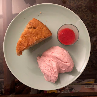 Part de gâteau à la crème fraîche accompagné d'une mousse et d'un coulis de fraises