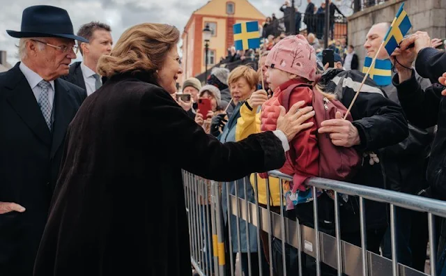 Queen Silvia wore a pink tweed jacket by Chanel, and pearl earrings. Princess Estelle and Princess Leonore. Princess Adrienne