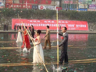 Pernikahan unik dengan naik getek bambu