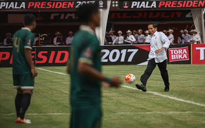 Agen Bola - Buka Piala Presiden 2017, Jokowi Lontarkan Tendangan Pertama
