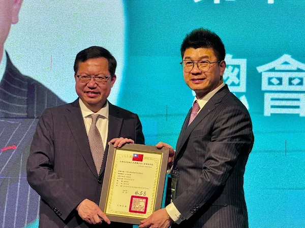 ▲全國補教總會辦理113年育苗專案捐贈儀式，由新任總會長楊佳叡（中左）代表捐贈。（記者林明佑翻攝）