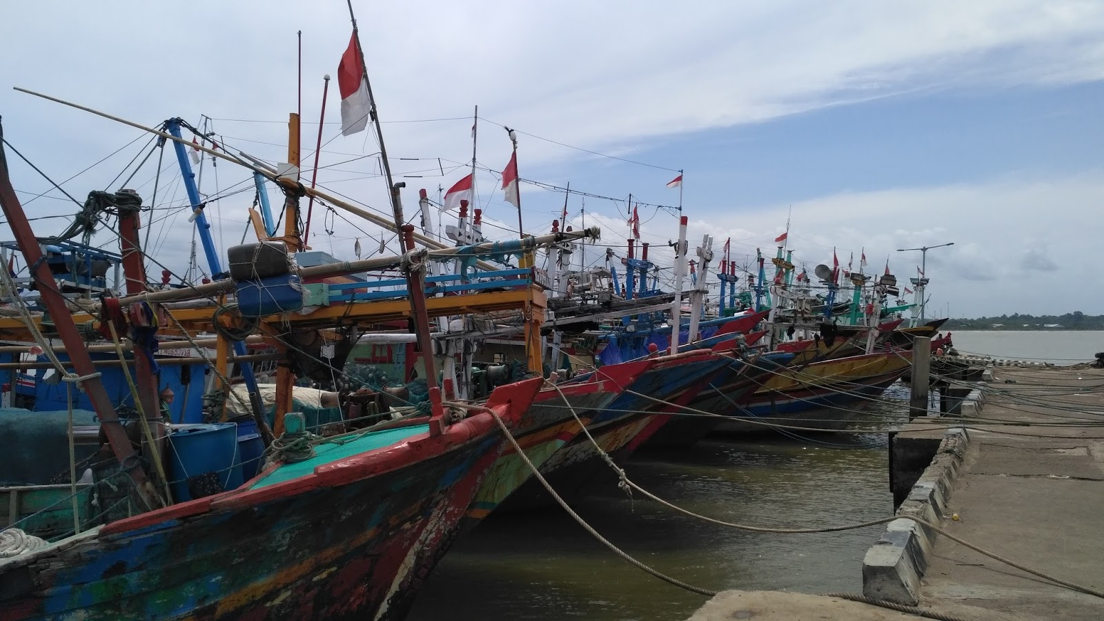  Kapal Nelayan  Jepara Pilih Berlindung di Dermaga dan Pulau 