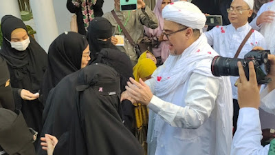 Habib Rizieq: Terima Kasih untuk Istri Tercinta dan Tujuh Putri Saya