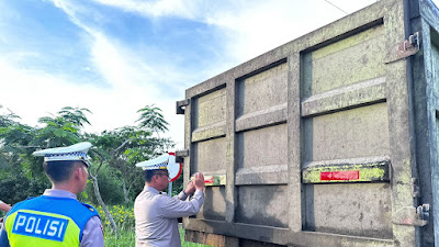 Peduli Keselamatan Pengguna Jalan, Satlantas Polres Siak Berikan Sticker Scotlight pada Truk