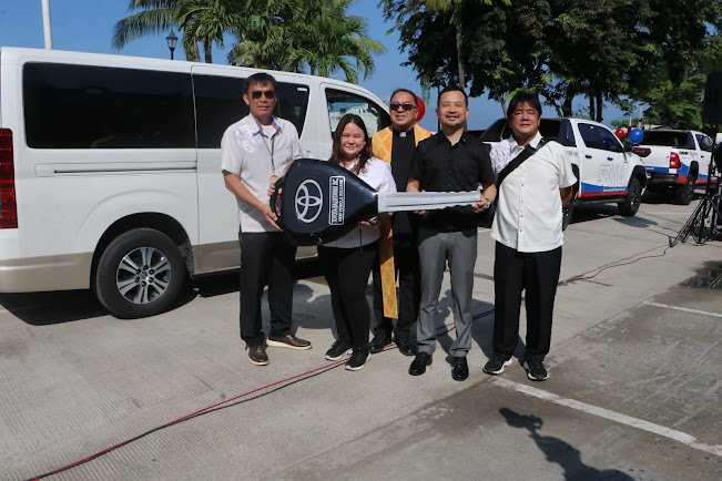 SBMA Chairman and Administrator Jonathan D. Tan receives the ceremonial key from Toyota Motor Philippines Sales Manager Glacelyn Macaranas at the Waterfront Road on Monday during the blessing of the agency’s 44 new vehicles. The purchase of these new service vehicles is part of the agency’s modernization to serve its stakeholders better.