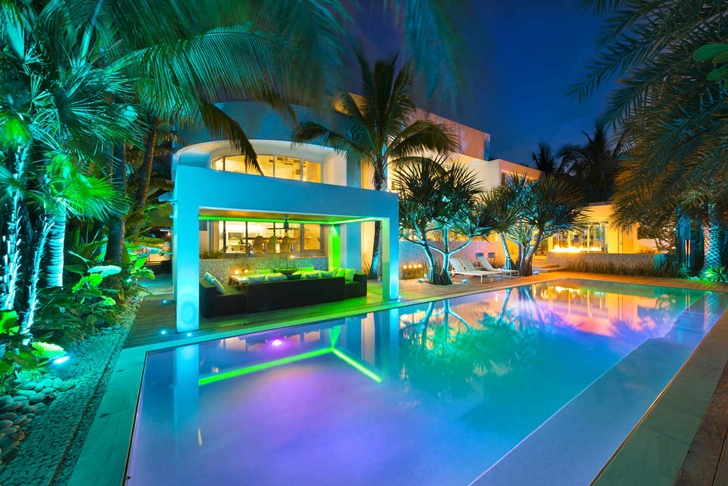 Swimming pool in Modern mansion in Miami at night