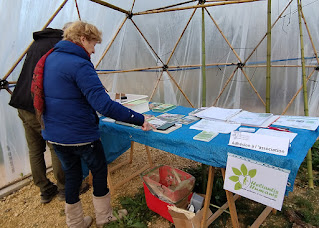 Le stand des graines et des livres