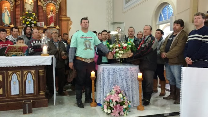 PARTICIPANTES DA CAVALGADA DE SANTA ALBERTINA RECEBEM BÊNÇÃO NO SANTUÁRIO