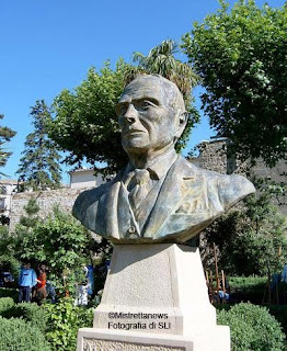 Busto in bronzo di Noè Marullo in Villa Comunale Garibaldi (Mistretta), scolpito da Mario Biffarella