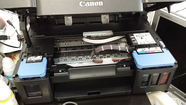 打印機會把墨水沿著透明管道泵到打印頭