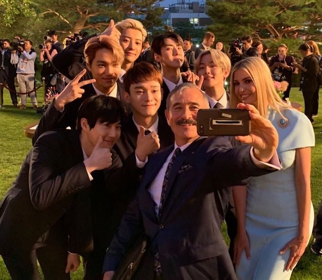 dengan Ivanka Trump dan EXO Duta Besar AS Harry Harris berfoto selfie