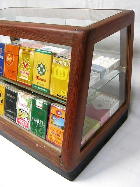  Etalase  Pajangan Rokok Barang Antik Klasik