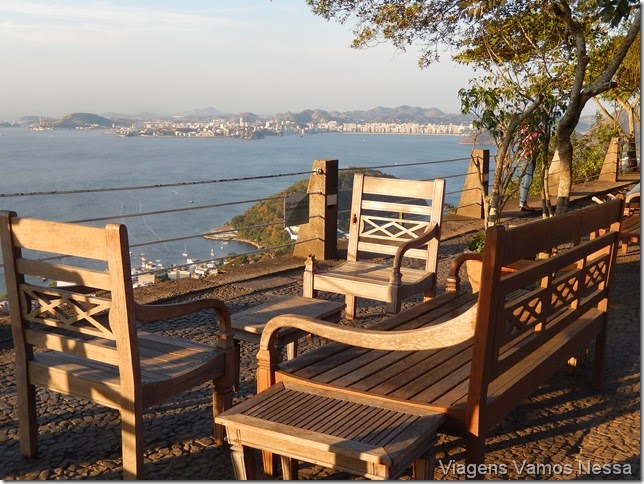 Cadeiras e espreguiçadeiras no topo do Morro da Urca para apreciar a paisagem