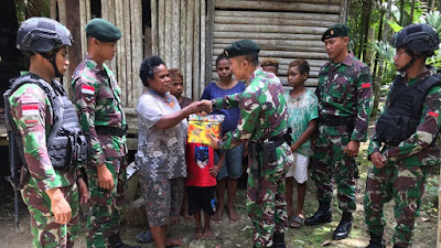 Peringati Hari Ibu 2019,  Satgas Raider 300 Berbagi Kasih Kepada Para Lansia