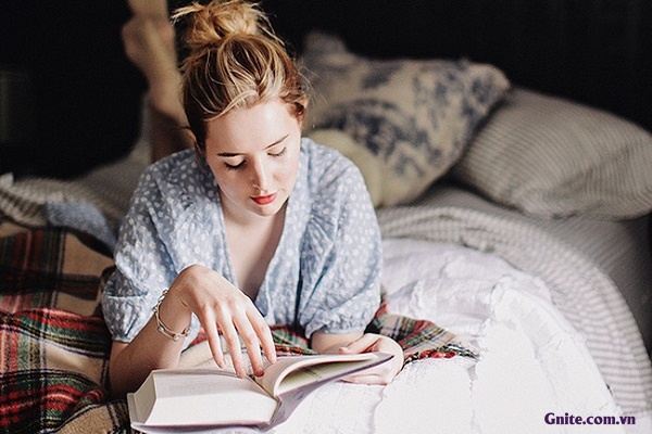 Đọc sách là một cách giúp ngủ ngon và nhanh hơn