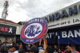 Yuli Sumpil dan Ratusan Aremania Pasang Lagi Logo Arema FC