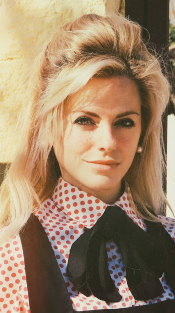 Alejandra Colomera vestida estilo años 60/70 para exposición Brigitte Bardot