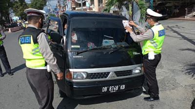 Polres Kotamobagu Pasang Stiker Imbauan Larangan Mudik